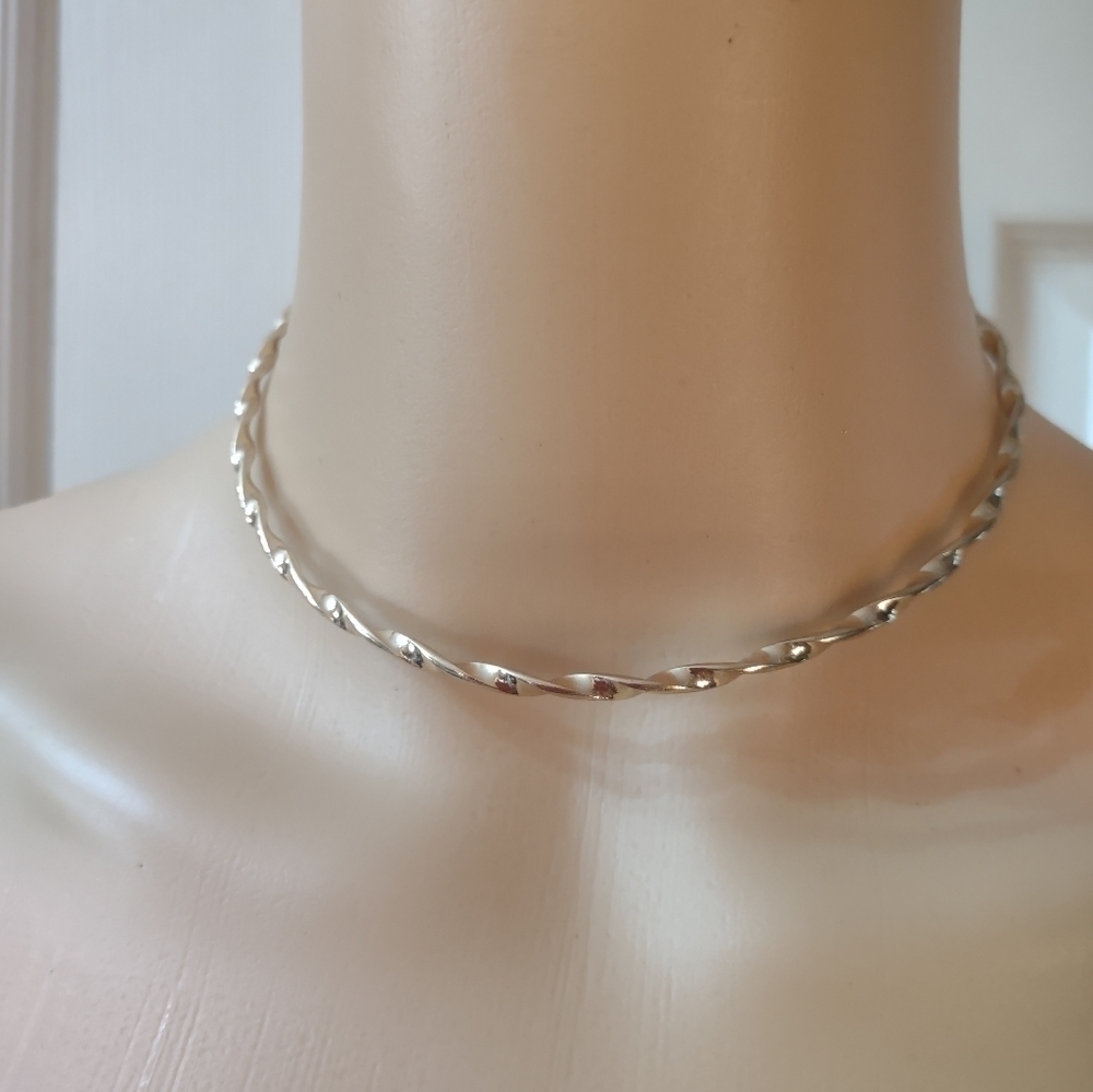 Beautiful women's fashion necklace